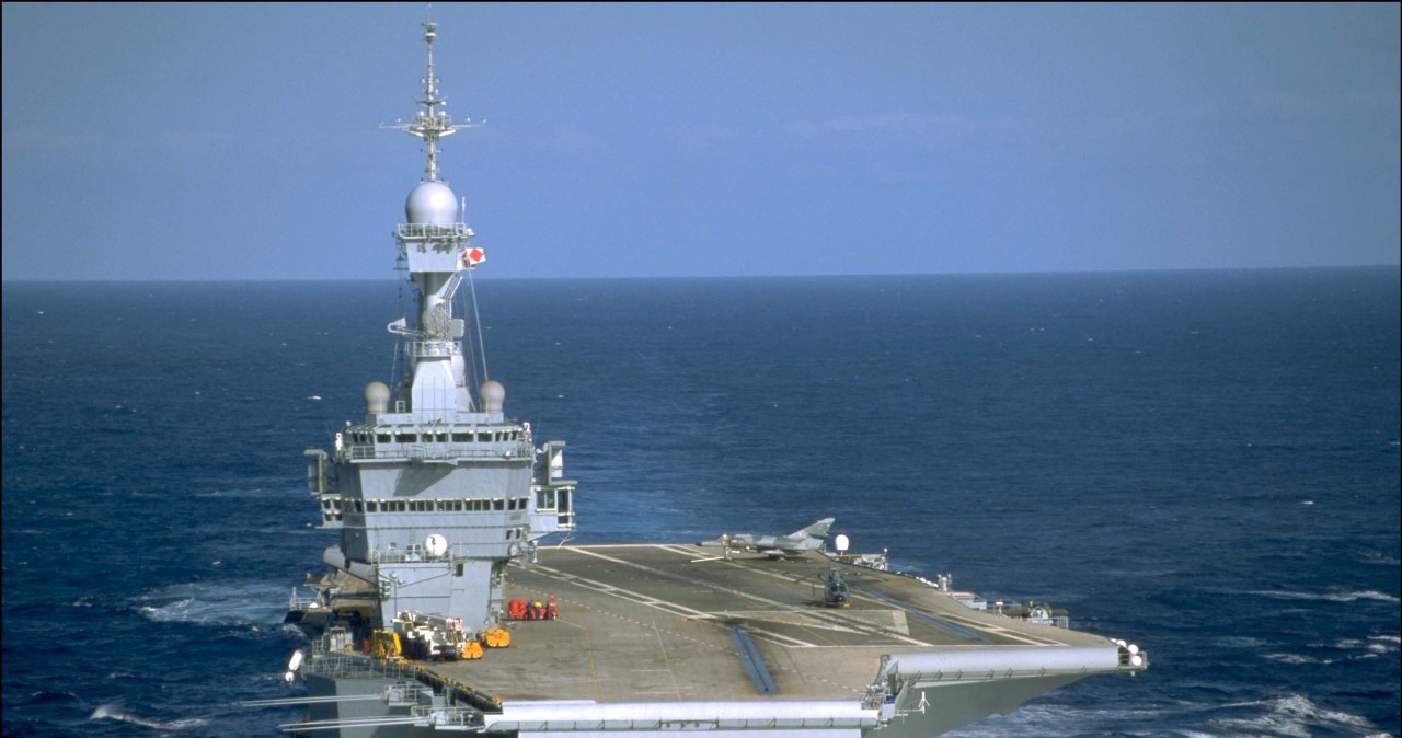 Francuski lotniskowiec na Atlantyku. Towarzyszy mu grupa okrętów