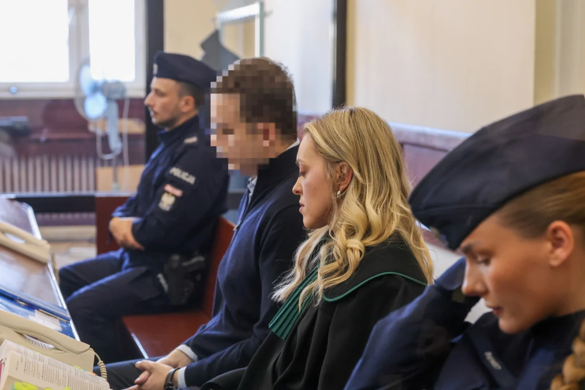 Przed Sądem Rejonowym w Piotrkowie Trybunalskim, gdzie toczy się proces w sprawie tragicznego wypadku na A1, oświadczenie wygłosiła matka jednej z ofiar. Mama Martyny - kobiety, która w tym wypadku zginęła razem z mężem Patrykiem i 5-letnim synem Oliwierem, zwróciła się do oskarżonego Sebastiana M. "Cierpimy przede wszystkim dlatego, że pan albo nie rozumie, co się stało, albo co gorsza rozumie doskonale, ale nie potrafi jako dorosły mężczyzna wziąć na swoje barki jakiejkolwiek odpowiedzialności" - mówiła kobieta.