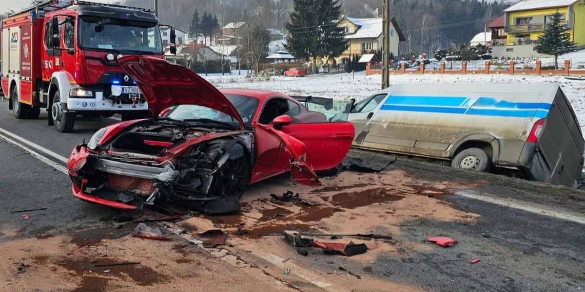 Bus, ciężarówka i Porsche zderzyły się na drodze krajowej nr 19 w miejscowości Wyżne w powiecie strzyżowskim na Podkarpaciu. Jedna osoba trafiła do szpitala. 