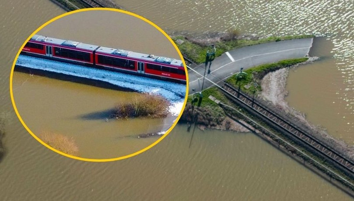 Wszystko pod wodą, a pociąg jedzie dalej. Tę linię kolejową zbudowano blisko 150 lat temu