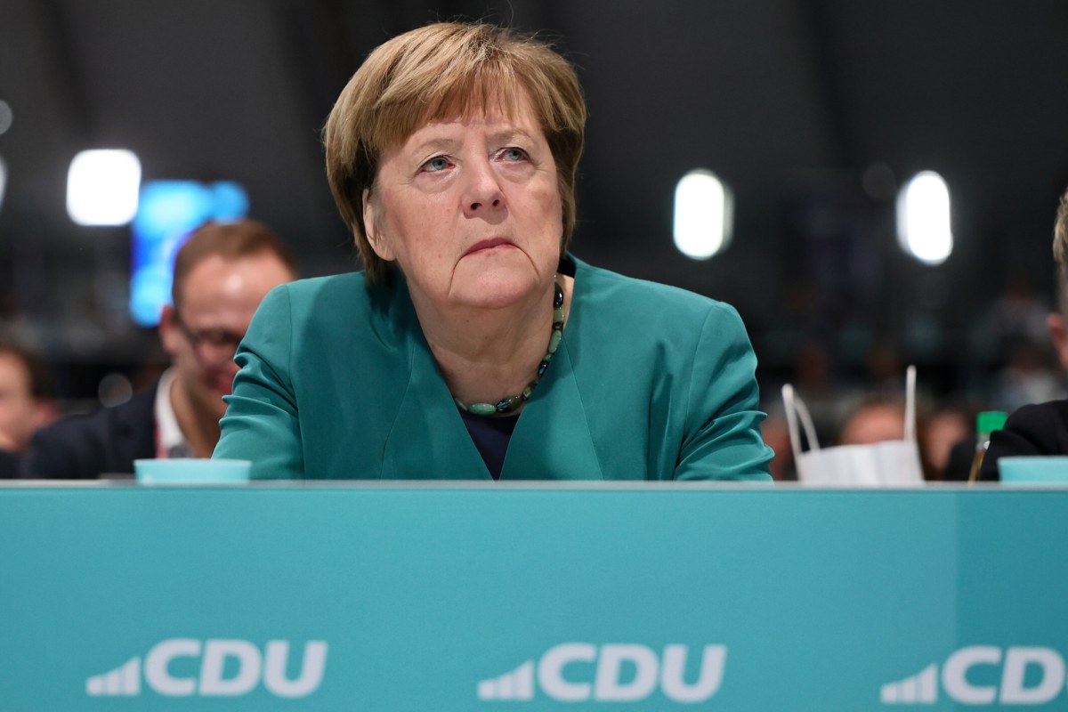 Zastanawiająca obecność Merkel. Zebrała owacje na stojąco