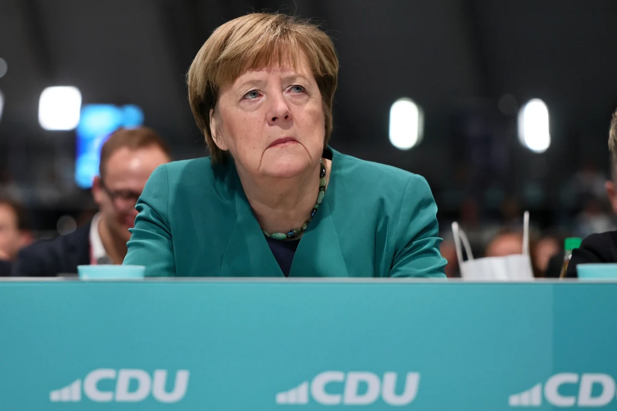 W Stuttgarcie rozpoczął się zjazd chadeckiej CDU - pierwszy z udziałem Friedricha Merza jako kanclerza, który wezwał partię do jedności w obliczu globalnych wyzwań i rosnącej presji na Europę. Wydarzenie przyciągnęło uwagę nie tylko ze względu na polityczne napięcia i zbliżające się wybory regionalne, ale także obecność Angeli Merkel, powitanej przez delegatów owacjami po trzech latach nieobecności na partyjnych kongresach.