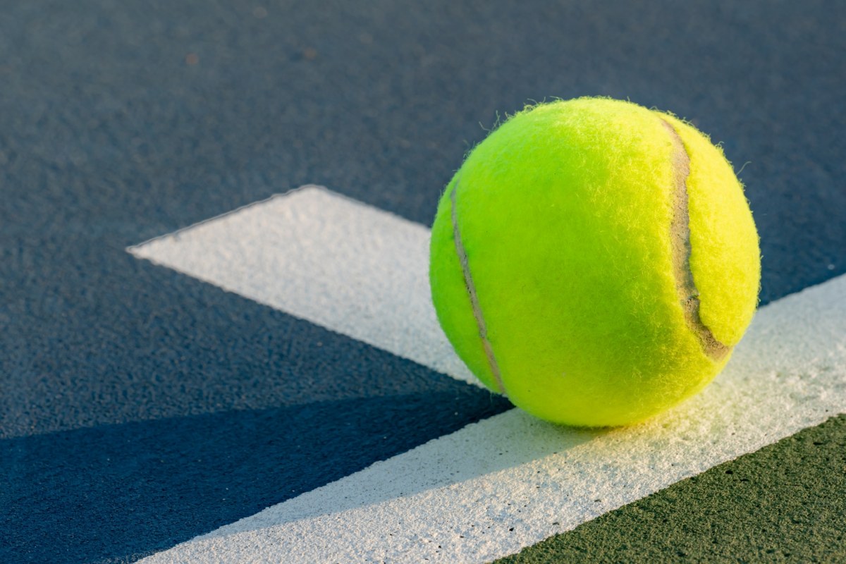 Dlaczego piłki tenisowe są żółte? Odpowiedź jest nieoczywista