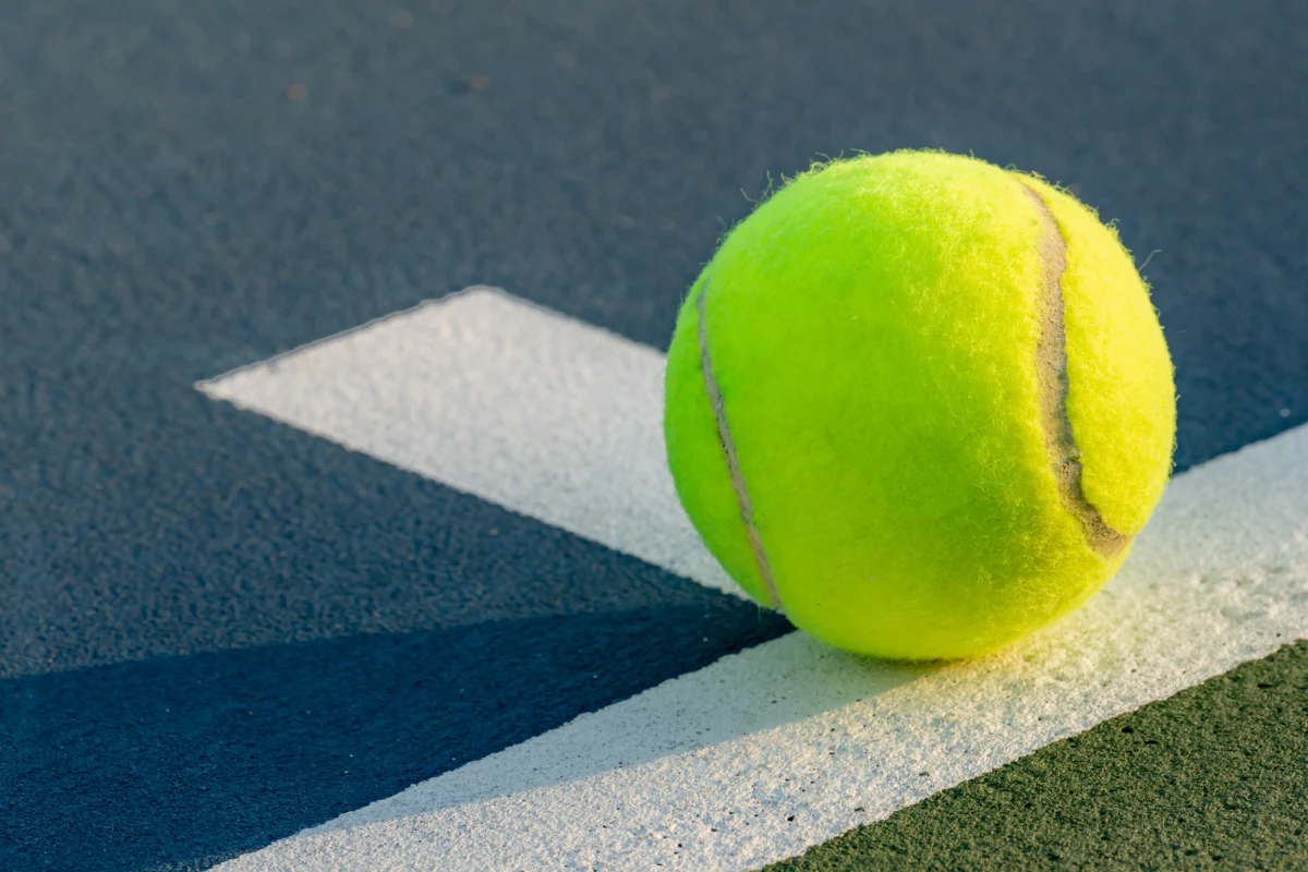 Żółte piłki tenisowe obecnie są pewnym standardem w tej dyscyplinie. Jednak nie każdy wie, że nie zawsze tak było. Jak wyglądały dawniej i dlaczego zdecydowano się na wprowadzenie żółtego koloru? Sprawdź, co kryje się za zmianą, która odmieniła oblicze tego sportu.