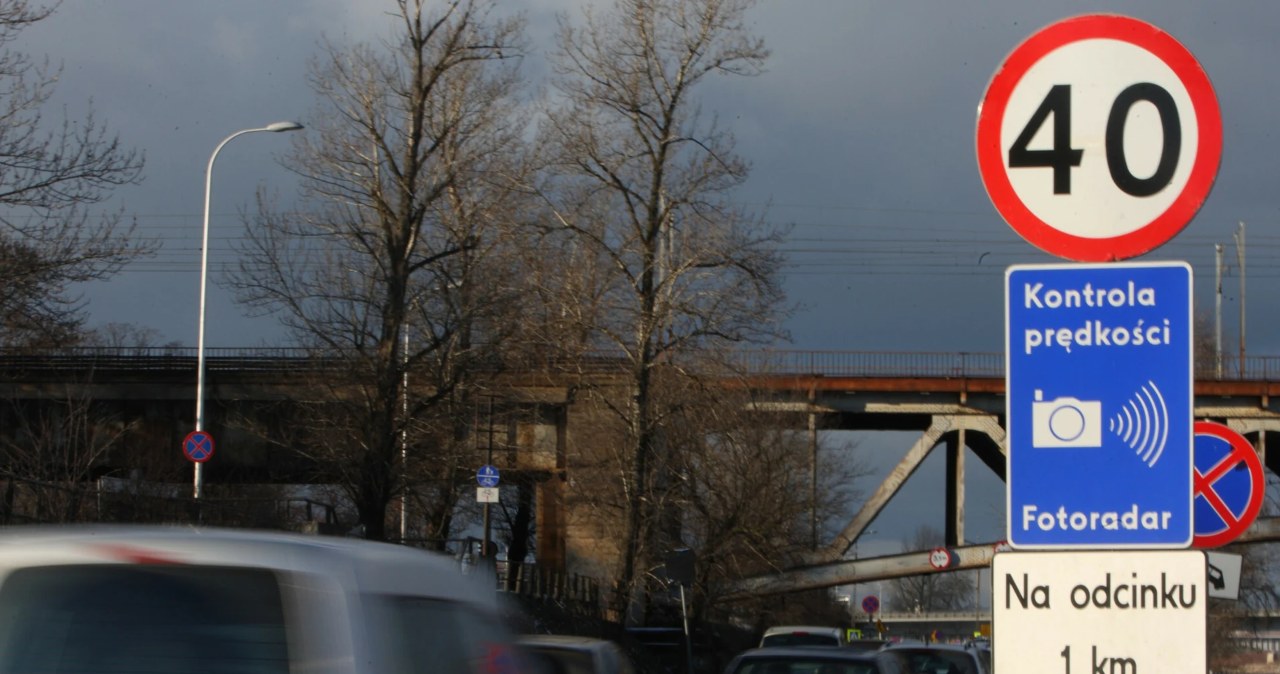 Znak B-33 pod tą tablicą to pułapka. Wielu kierowców nie zna tej zasady