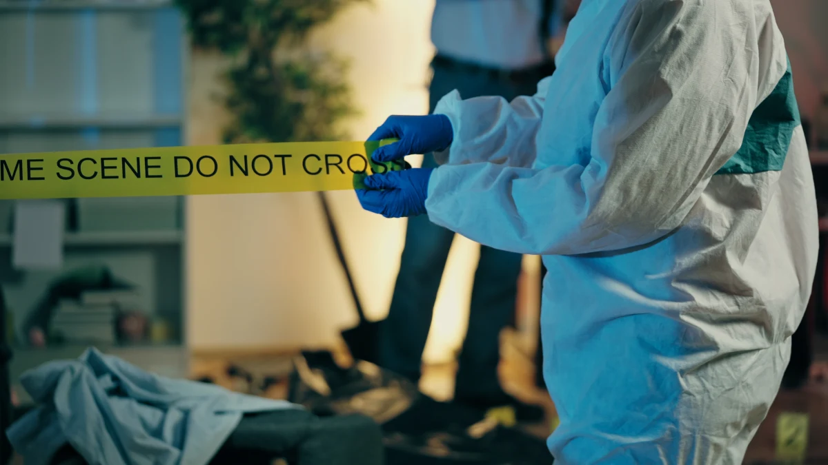 Policja w Detroit dokonała makabrycznego odkrycia podczas poszukiwań zaginionej osoby. W jednym z domów na terenie miasta funkcjonariusze odnaleźli ciała trzech mężczyzn. Ofiary, w wieku 65, 66 i 72 lat, zostały brutalnie zaatakowane.