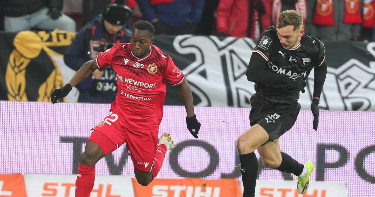 Zaciekły bój w Ekstraklasie. Kibice przesadzili. Piłkarze zeszli z murawy