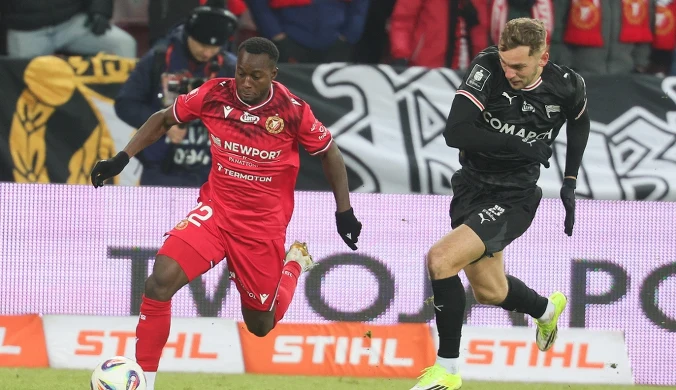 Zaciekły bój w Ekstraklasie. Kibice przesadzili. Piłkarze zeszli z murawy