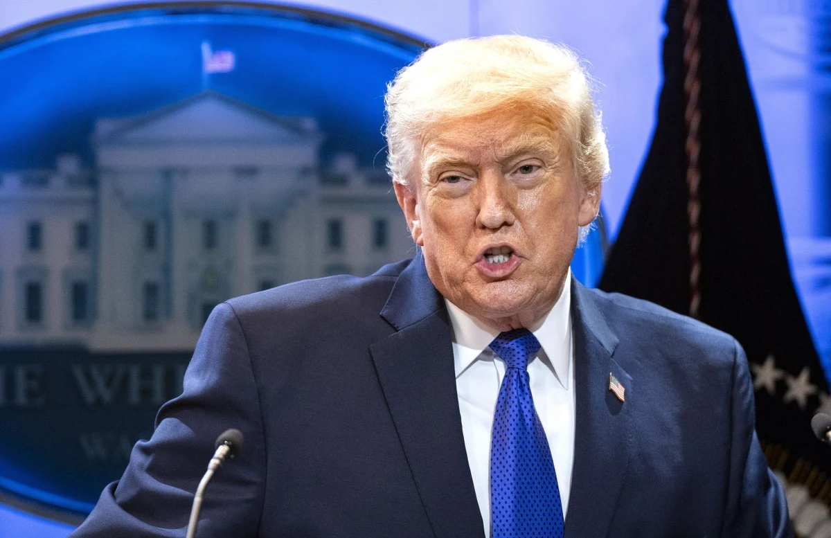 Donald Trump z satysfakcją potwierdził wprowadzenie 10-procentowego globalnego cła. Nowe taryfy mają zacząć obowiązywać niemal natychmiast. Decyzja Trumpa to odpowiedź na piątkowy wyrok Sądu Najwyższego USA, który unieważnił większość taryf wprowadzonych przez prezydenta w 2025 roku.