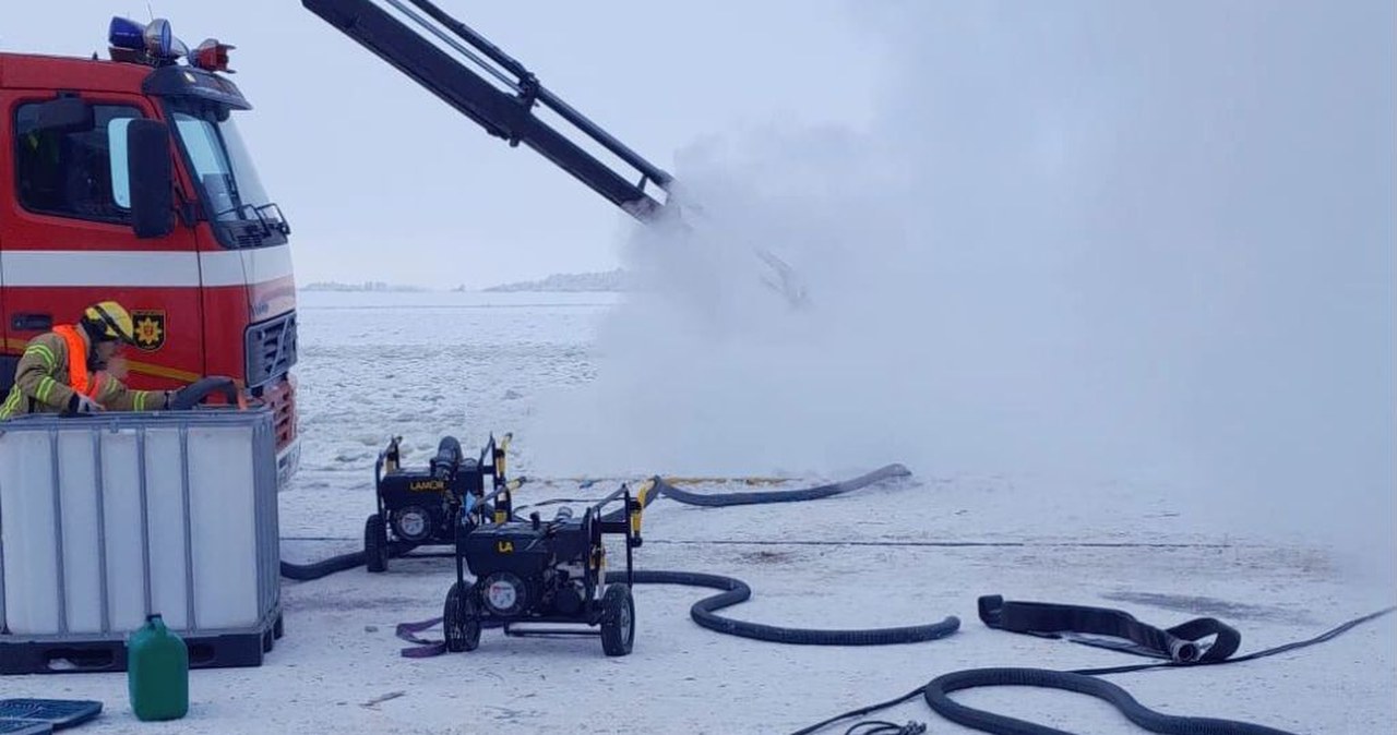 Finlandia. Wyciek oleju z holownika. Przez tydzień usuwano skutki Finlandia. Wyciek oleju z holownika. Przez tydzień usuwano skutki