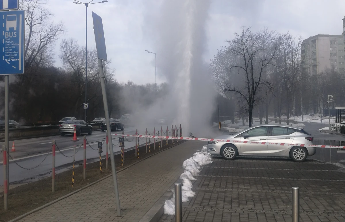 Do awarii sieci ciepłowniczej doszło w sobotę przy ul. Opolskiej w Krakowie. Nastąpiło rozszczelnienie rurociągu, woda tryskała na wiele metrów. Nie ma już utrudnień dla kierowców.