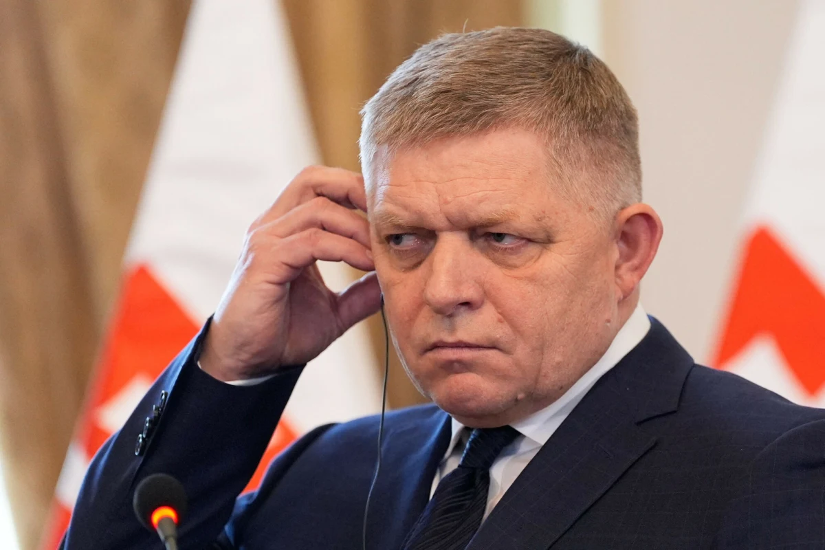 Premier Słowacji Robert Fico powiedział, że jeśli prezydent Ukrainy Wołodymyr Zełenski nie wznowi dostaw ropy naftowej do Słowacji w poniedziałek, to jeszcze tego samego dnia poprosi "odpowiednie słowackie firmy", w tym państwową SEPS, o wstrzymanie awaryjnych dostaw energii elektrycznej do Ukrainy. 