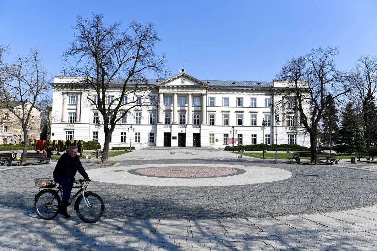 Burzliwa sesja Rady Miejskiej w Radomiu. Po ostrej debacie i fali hejtu, 78-letni radny Nowej Lewicy Jan Pszczoła zasłabł i trafił do szpitala z wylewem. Stan radnego lekarze określają jako ciężki. Politycy apelują o zakończenie agresji w debacie publicznej.