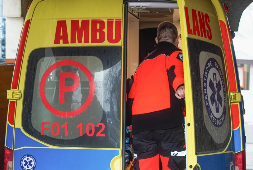 Poważny wypadek w Olszynie. Dziewczynka spadła z wysokości piątego piętra