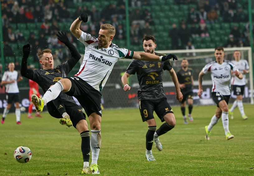 Sceny w Warszawie, sensacyjni bohaterowie Papszuna. Legia odbiła się od dna