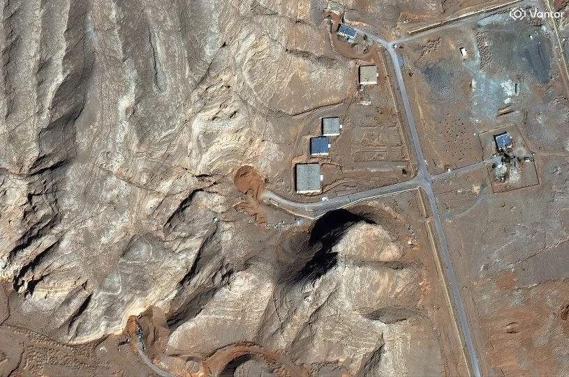 Iran szykuje się na uderzenie USA, analizują zdjęcia. Wznoszą "sarkofag"