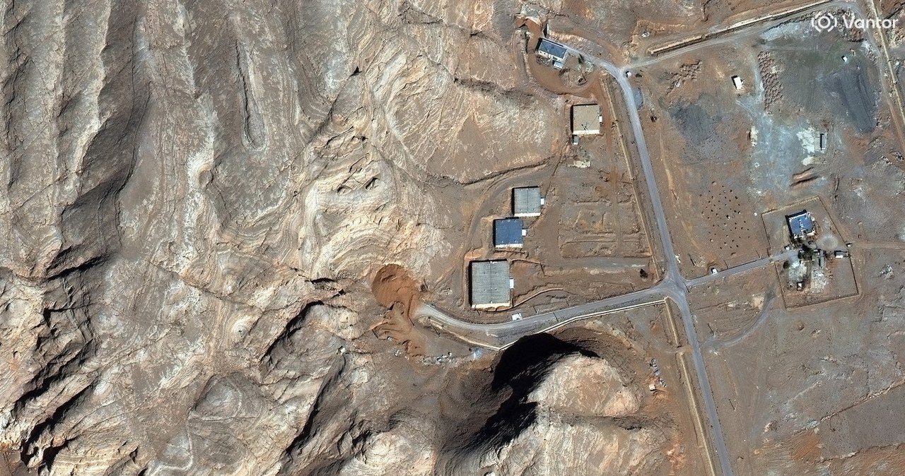 Iran szykuje się na uderzenie USA, analizują zdjęcia. Wznoszą "sarkofag"