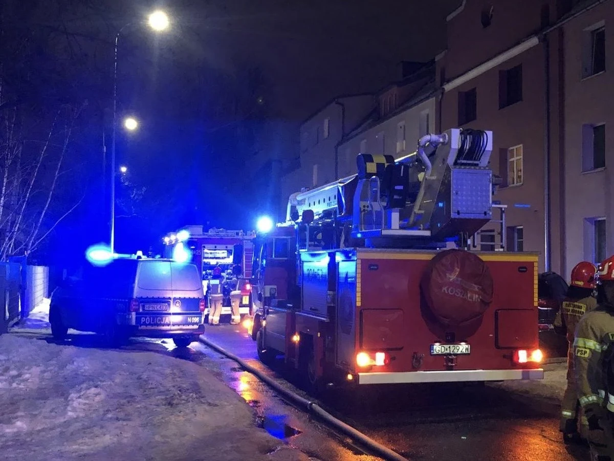 W sobotę wieczorem służby ratunkowe otrzymały zgłoszenie o pożarze mieszkania w budynku przy ul. Konrada Leczkowa w Gdańsku. Na miejsce natychmiast skierowano pięć zastępów straży pożarnej. Niestety, po ugaszeniu ognia w jednym z lokali dokonano makabrycznego odkrycia.