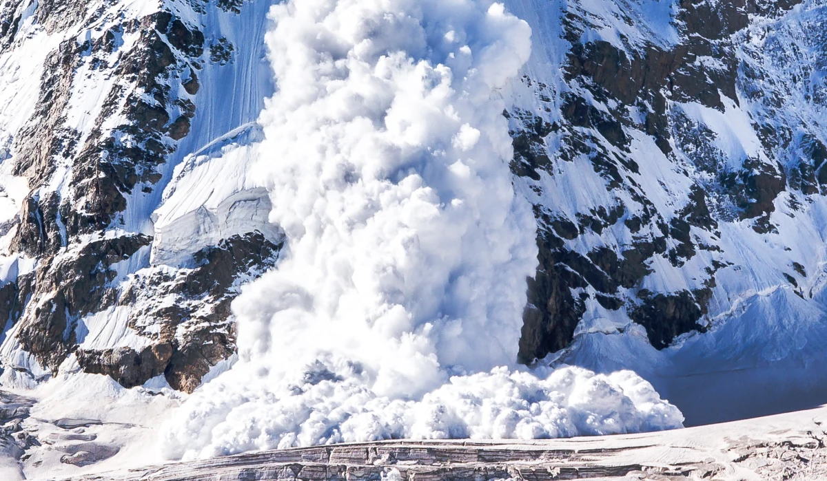 Po czterech dniach akcji ratunkowej w górach Sierra Nevada służby i wolontariusze odnaleźli ciała dziewięciu osób porwanych przez lawinę. Akcję utrudniały intensywne opady śniegu i wysokie ryzyko kolejnych lawin. Trudne warunki wciąż uniemożliwiają pełne zakończenie operacji.
