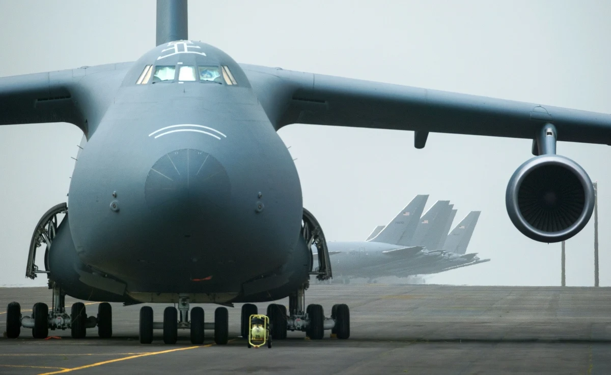 Największy amerykański samolot transportowy Lockheed C-5M Galaxy wylądował w bazie wojskowej Lajes na Azorach. Media sugerują, że maszyna może być zaangażowana w przygotowania do ewentualnej operacji militarnej USA przeciwko Iranowi. Szczegóły operacji nie zostały ujawnione.