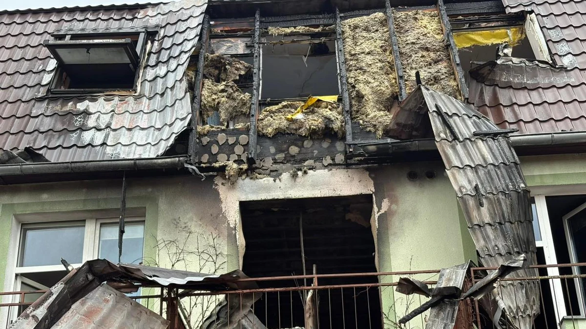 Dopiero w niedzielny poranek strażacy opuścili teren Domu Pomocy Społecznej w Szczawnie koło Krosna Odrzańskiego w Lubuskiem i przekazali miejsce starostwu. W placówce w sobotę wybuchł pożar. Jedna osoba zmarła, dziewięć trafiło do szpitali. Ewakuowano prawie stu pensjonariuszy. 