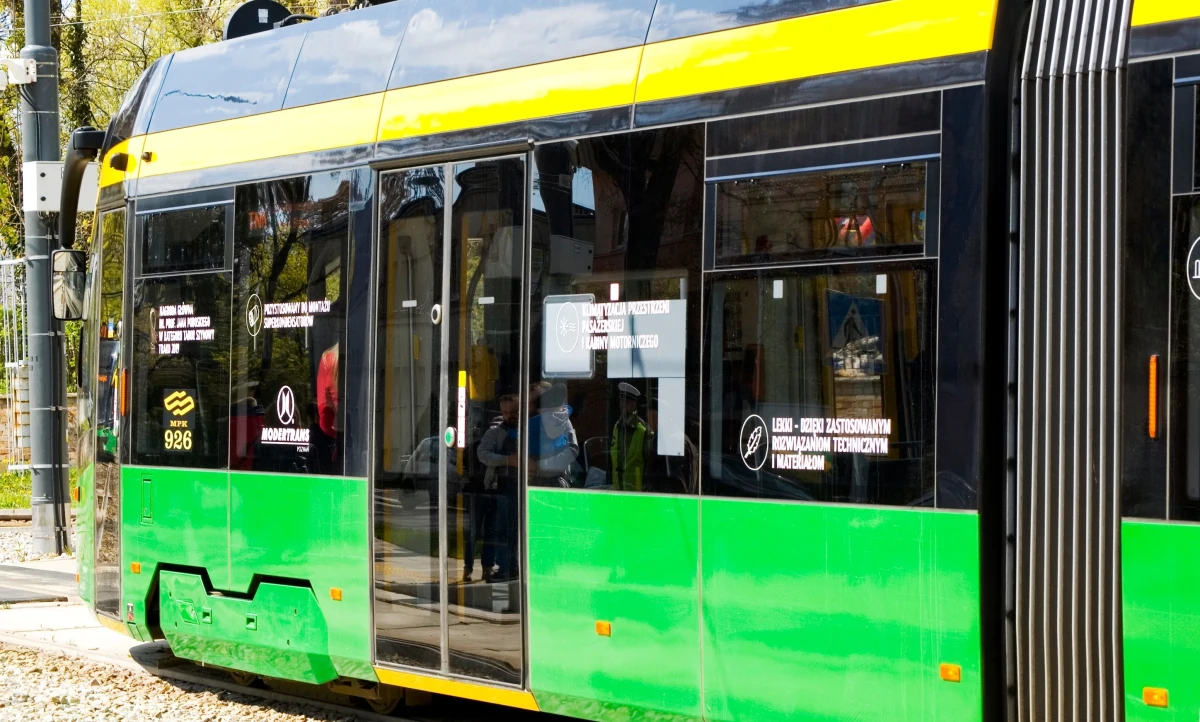 Trasa Poznańskiego Szybkiego Tramwaju na niedzielę została zamknięta z powodu wycinki drzew zagrażających bezpieczeństwu przejazdów. Tramwaje kursują zmienionymi trasami; uruchomiono autobusową komunikację zastępczą.