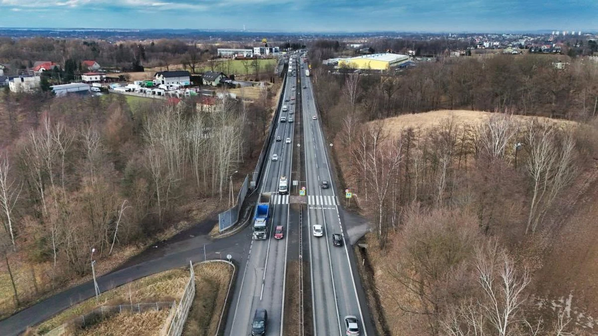 W poniedziałek nastąpi zmiana organizacji ruchu na drodze krajowej nr 1 w Czechowicach-Dziedzicach. Jak poinformował katowicki oddział GDDKiA, zamknięte zostaną lewe pasy zarówno w stronę Katowic, jak i Bielska-Białej. Utrudnienia potrwają do 2 marca.