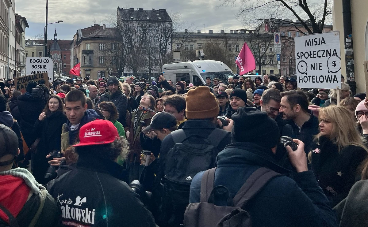 Protest mieszkańców w Krakowie. Setki osób zgromadziły się w niedzielę, by wyrazić swój sprzeciw wobec planowanych zmian urbanistycznych w sercu Kazimierza.