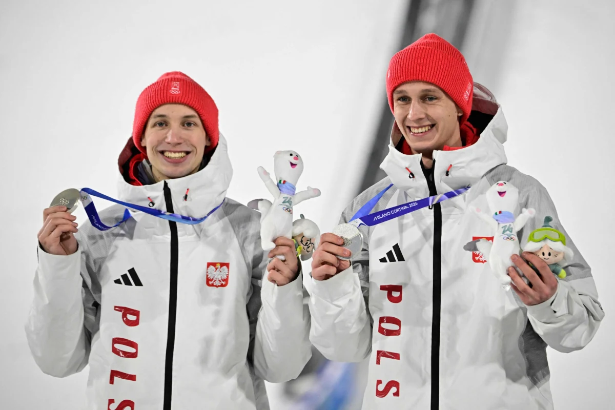 Trzy medale wywalczone na skoczni w Predazzo oraz jeden zdobyty na łyżwiarskim torze w Mediolanie. Tylko dwukrotnie przywieźliśmy z zimowych igrzysk więcej medali. We Włoszech pełnym blaskiem rozbłysła nam nowa gwiazda polskiego sportu, czyli Kacper Tomasiak, który dwa medale zdobył indywidualnie a jeden w duecie wspólnie z Pawłem Wąskiem. Na podium stał także Władimir Siemirunnij. Dobre wyniki oprócz skoków narciarskich i łyżwiarstwa szybkiego osiągnęliśmy też w narciarstwie alpejskim, biathlonie czy saneczkarstwie. Oto podsumowanie najlepszych polskich wyników na włoskich igrzyskach.