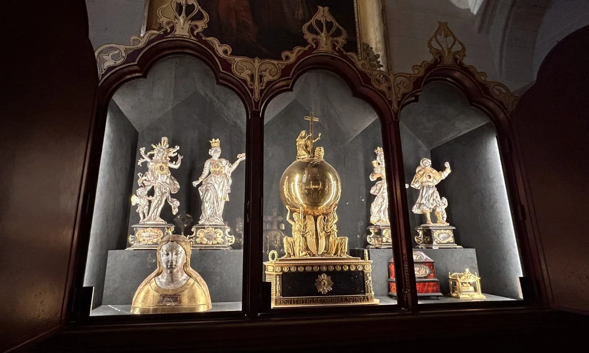 Zwiedzając odbudowaną katedrę Notre-Dame, nie można zapomnieć o zakrystii. Radzą to turystom znawcy paryskich zabytków. Niewiele osób wie bowiem, że to właśnie w tam znajduje się skarbiec sławnej świątyni - pełen bezcennych eksponatów.