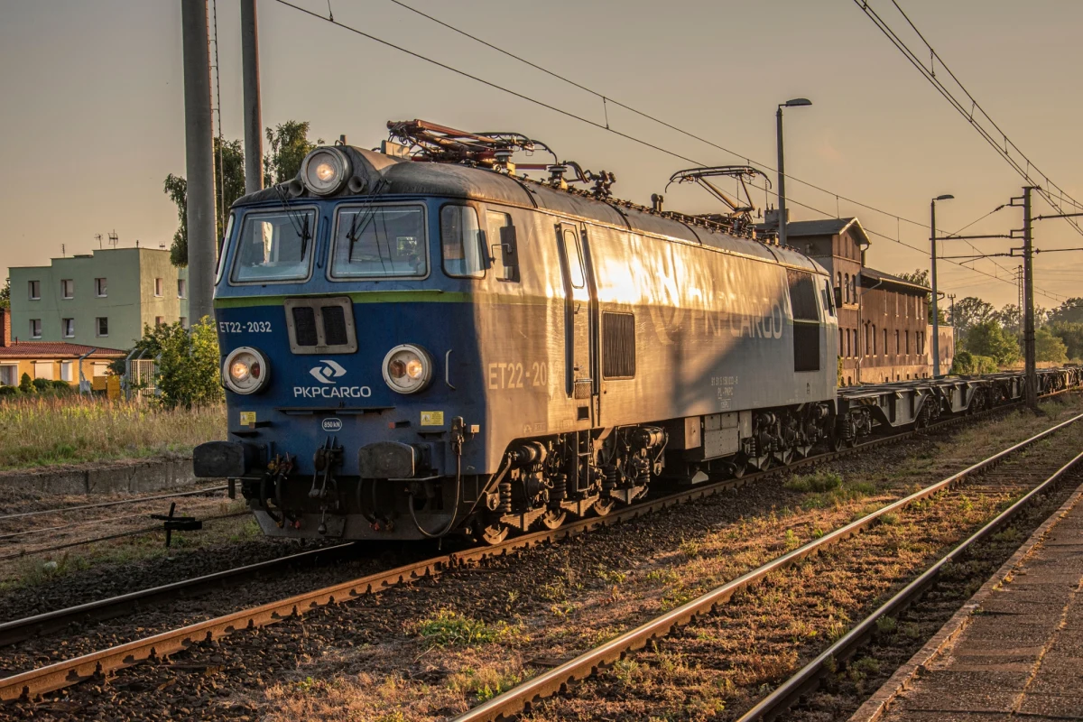 Na trasie kolejowej między Opolem a Suchym Borem doszło do wykolejenia lokomotywy elektrycznej. Na szczęście w zdarzeniu nikt nie ucierpiał, jednak uszkodzeniu uległy tory i sieć trakcyjna. Na miejscu działają służby. Trasa kolejowa jest nieprzejezdna. 