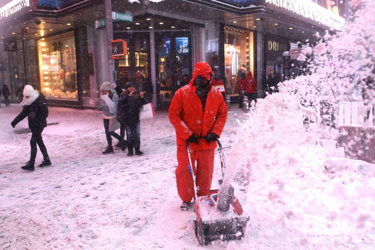 Zakaz przemieszczania się i zamknięte szkoły w Nowym Jorku