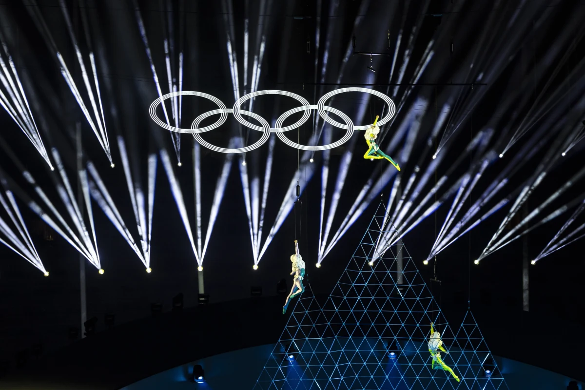 W starożytnym amfiteatrze w Weronie odbyła się w niedzielny wieczór ceremonia zamknięcia 25. zimowych igrzysk olimpijskich Mediolan-Cortina d'Ampezzo. Biało-czerwoną flagę ponieśli srebrny medalista olimpijski w łyżwiarstwie szybkim Władimir Semirunnij oraz startująca w short tracku Gabriela Topolska. 