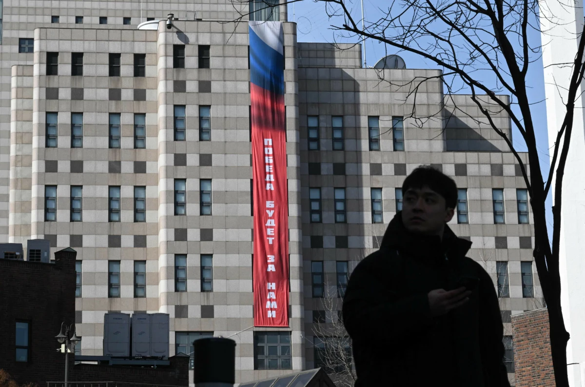 Przeciwko wywieszeniu na fasadzie ambasady Rosji w Seulu gigantycznego baneru z hasłem "Zwycięstwo będzie nasze" zaprotestowały władze Korei Południowej. Poinformowała o tym w poniedziałek agencja AFP. Jego pojawienie zbiega się z przypadającą we wtorek czwartą rocznicą pełnoskalowej inwazji Rosji na Ukrainę.
