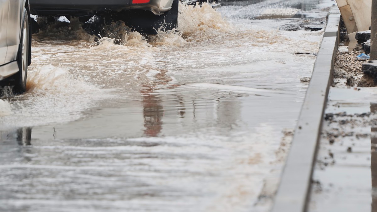 Zalane posesje i nieprzejezdne drogi. Roztopy dają się we znaki