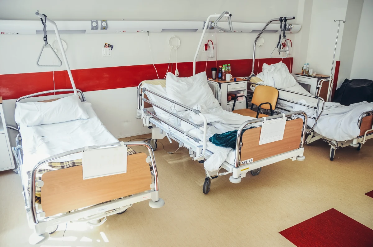 Trzy podkarpackie szpitale powiatowe – w Lesku, Sanoku i Dębicy – znalazły się na skraju finansowej przepaści. Ich łączne zadłużenie sięga 400 milionów złotych, co stanowi ponad jedną trzecią środków przewidzianych przez Ministerstwo Zdrowia na reorganizację całego sektora – informuje "Rzeczpospolita". Czy jedyną szansą na przetrwanie będzie połączenie z Uniwersyteckim Szpitalem Klinicznym w Rzeszowie?