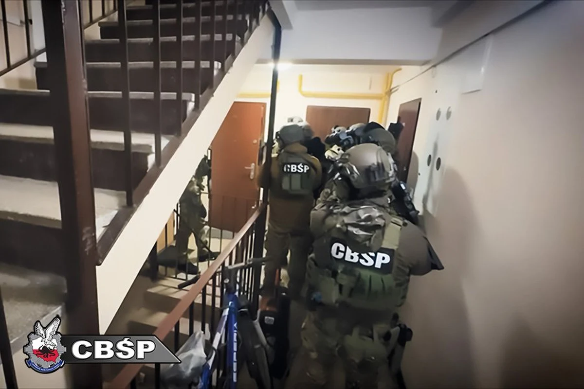 Warszawa i jej okolice stały się miejscem szeroko zakrojonej operacji służb, która zakończyła się zatrzymaniem 23 osób, w tym powiązanych ze środowiskiem stołecznych pseudokibiców. Funkcjonariusze Centralnego Biura Śledczego Policji, wspierani przez kontrterrorystów i kryminalnych z kilku miast, uderzyli w sam środek narkotykowego układu, który przez ponad rok skutecznie funkcjonował na stołecznych ulicach.