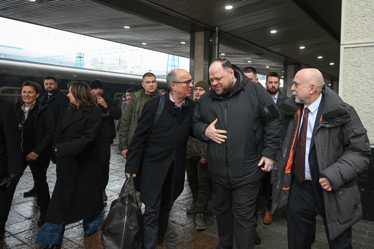 Towarzysz w Kijowie. Przemówi w parlamencie "w imieniu smerfów"