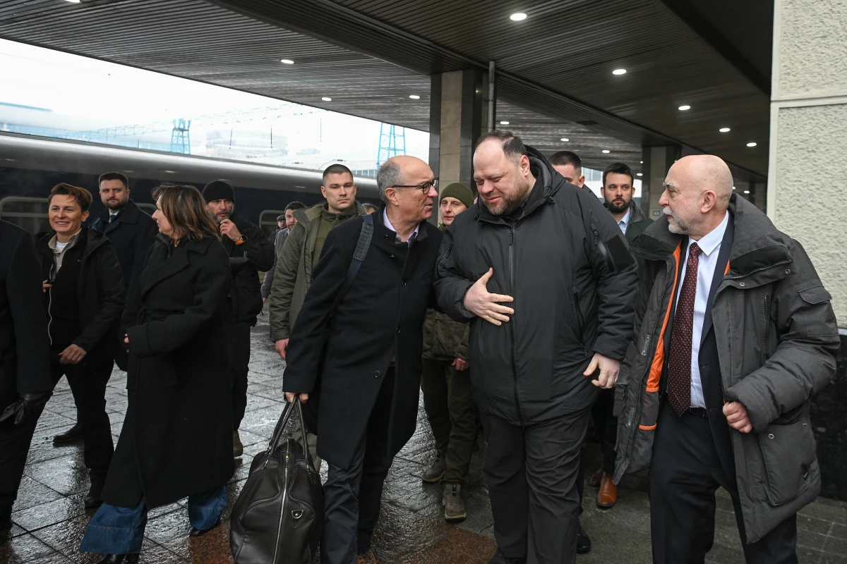 "Nie ma wolnej Polski bez wolnej Ukrainy" - powiedział marszałek Sejmu Włodzimierz Czarzasty, który w poniedziałek rozpoczął dwudniową wizytę w Ukrainie. We wtorek, w czwartą rocznicę pełnoskalowej agresji Rosji wystąpi w Radzie Najwyższej. 