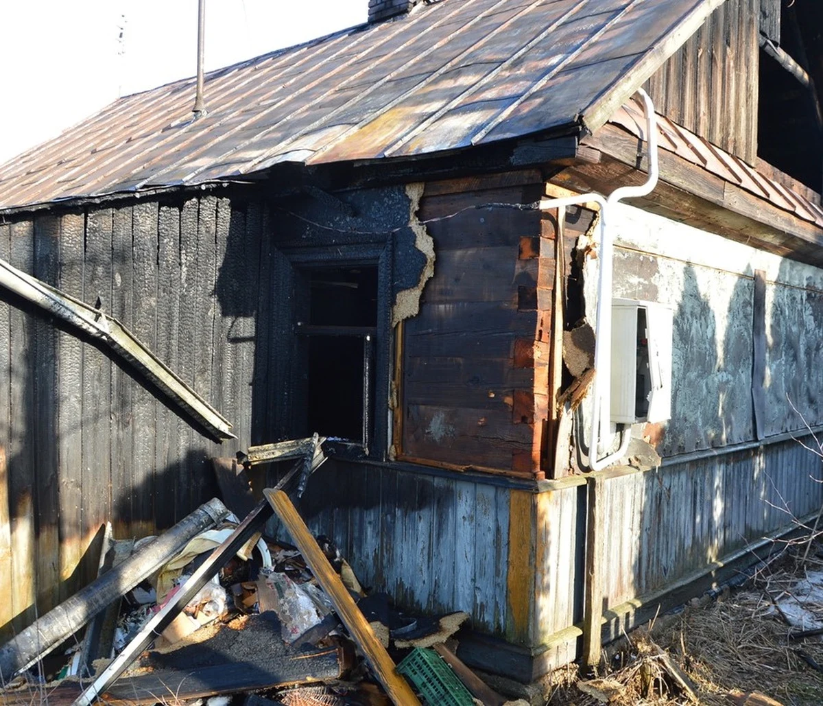 ​96-letnia kobieta zmarła w pożarze domu w lubelskiej gminie Zalesie. Jej życia nie udało się uratować mimo podjętej reanimacji.
