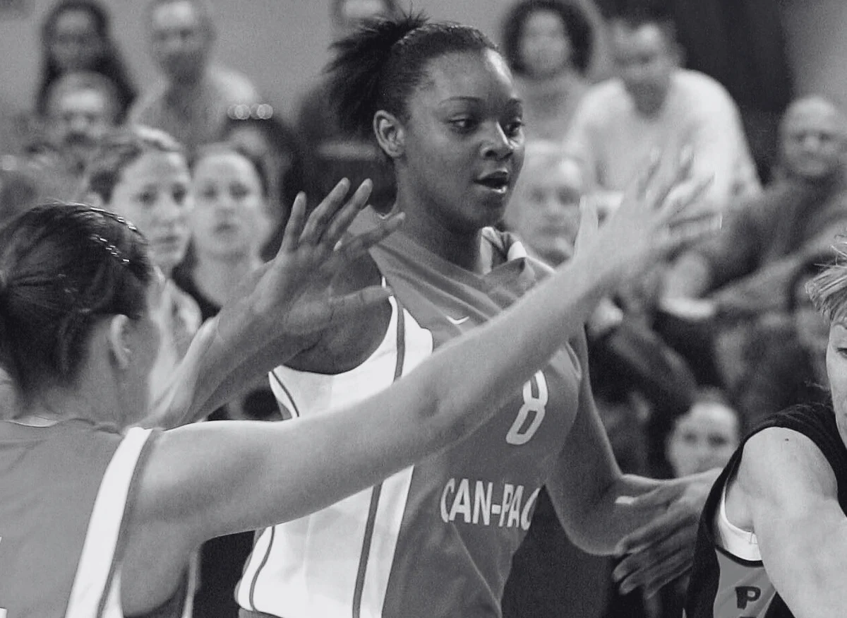 Była amerykańska koszykarka Kara Braxton nie żyje. Miała 43 lata. Zawodniczka dwie dekady temu z Wisłą Kraków dwukrotnie została mistrzynią Polski, a przez 10 sezonów grała w lidze WNBA, dwa razy sięgając po tytuł.