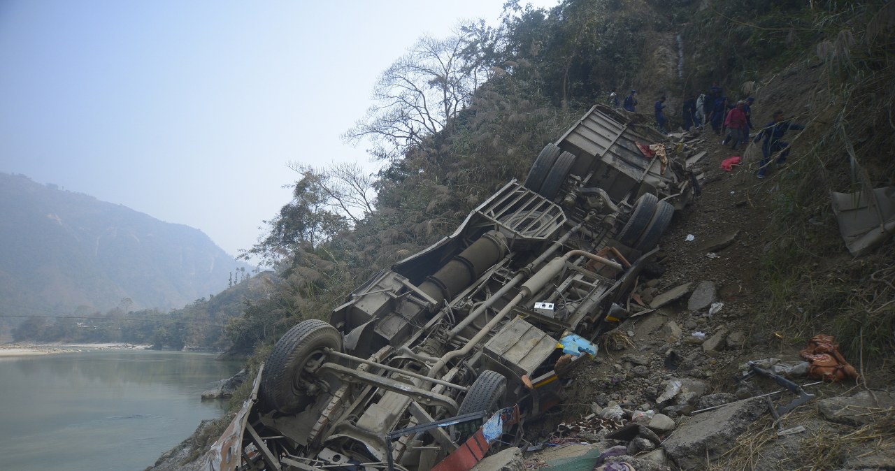 Autokar stoczył się ze zbocza góry. Wielu zabitych i rannych w Nepalu