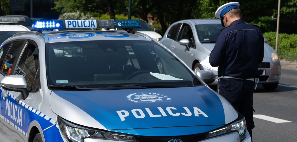 Kolejna rewolucja w przepisach dotyczących ruchu drogowego. We wtorek 3 marca wchodzą w życie przepisy, zgodnie z którymi kierowca może mieć zatrzymane prawo jazdy na trzy miesiące za przekroczenie o ponad 50 km/h dopuszczalnej prędkości na części dróg poza obszarem zabudowanym. Ponadto ustawa zakłada, że o prawo jazdy będą mogły ubiegać się osoby, które skończyły 17 lat. 