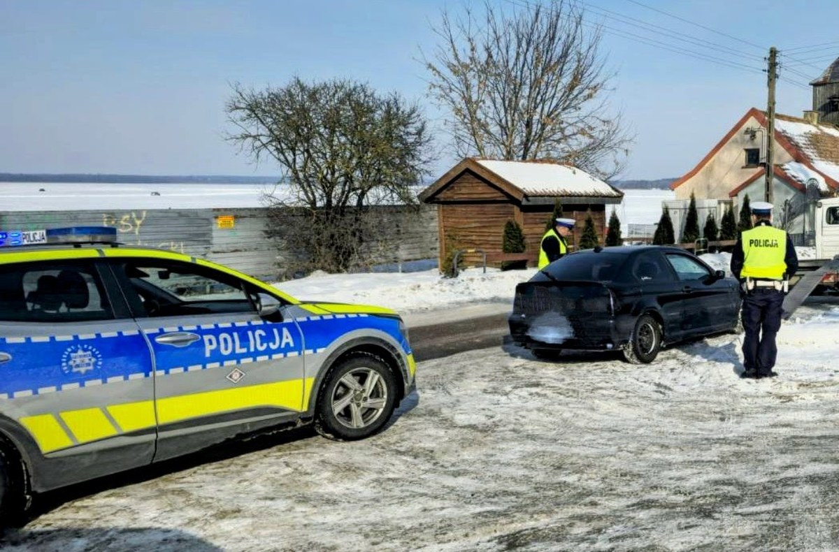 Ruszyli ścigać się na zamarzniętych Śniardwach. Policja wyszła im naprzeciw