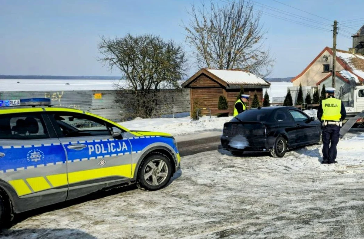 Mazury znów stały się areną niebezpiecznych wyścigów na lodzie. W miniony weekend policja przeprowadziła masowe kontrole kierowców, którzy przyjechali na Śniardwy, by driftować na zamarzniętym jeziorze. Efekt? 51 zatrzymanych dowodów rejestracyjnych, 60 mandatów i ostrzeżenia służb przed kolejnymi próbami ekstremalnych zabaw na lodzie.