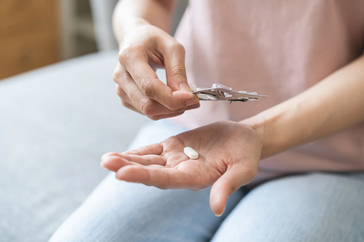 ​Główny Inspektorat Farmaceutyczny wydał decyzję o wycofaniu z obrotu na terenie całego kraju jednej serii leku stosowanego w terapii zaburzeń lipidowych. Preparat jest powszechnie przepisywany pacjentom z podwyższonym poziomem cholesterolu i trójglicerydów, a osoby po 65. roku życia mogą otrzymywać go bezpłatnie w ramach listy refundacyjnej "S". Decyzji nadano rygor natychmiastowej wykonalności.