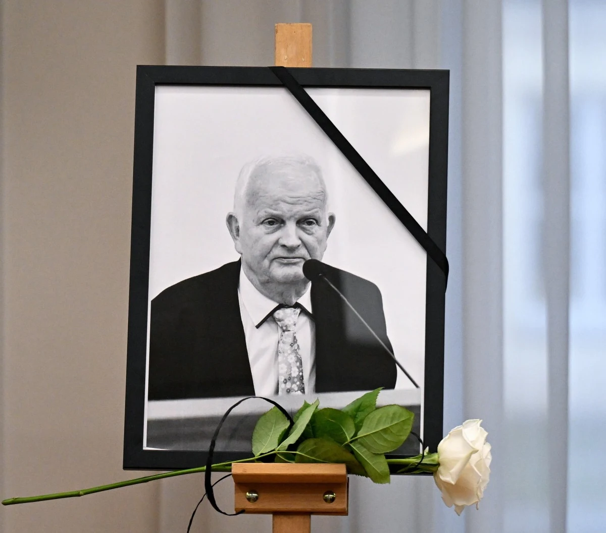 ​Poruszające sceny na poniedziałkowej sesji Rady Miejskiej w Radomiu. Minutą ciszy uczczono pamięć zmarłego w sobotę radnego Jana Pszczoły z Nowej Lewicy. Polityk zasłabł po piątkowej sesji rady miasta - następnie został przetransportowany do szpitala, gdzie zmarł. Miał 78 lat. 