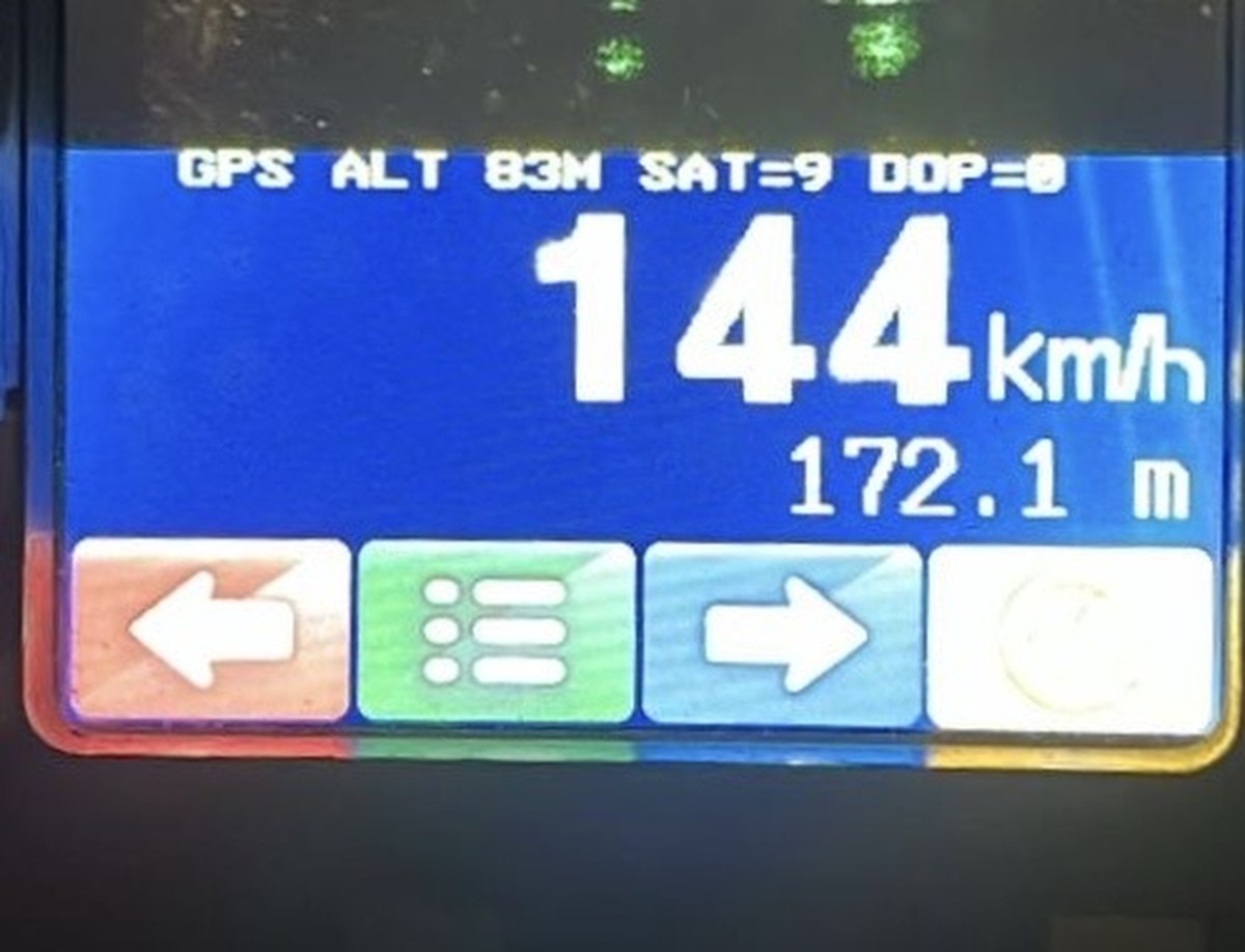 Auto trzykrotnie przekroczyło prędkość. W środku trwała diagnostyka