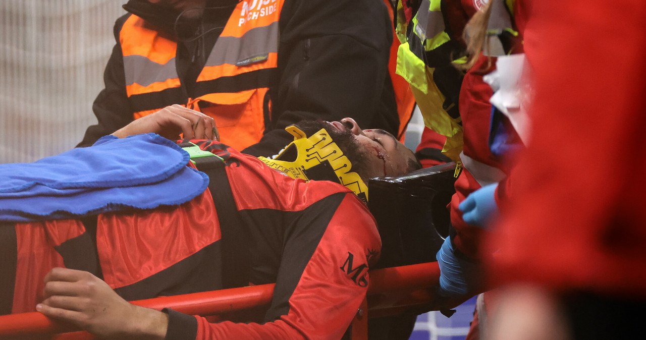 Brutalne starcie na boisku, gwiazdor na noszach. To może być koniec marzeń