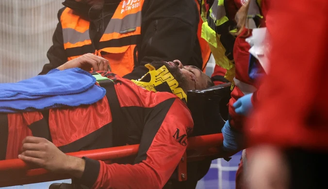 Brutalne starcie na boisku, gwiazdor na noszach. To może być koniec marzeń